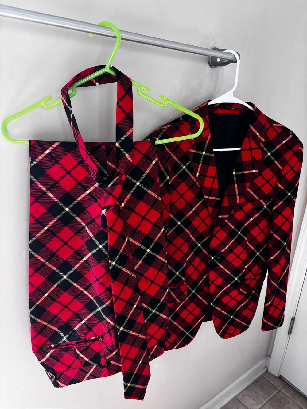 Red Plaid Men's suit - Classic Single-Breast Style blazer, tie and pants